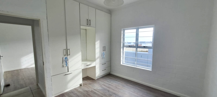 4 Bedroom Property for Sale in Hoogland Western Cape